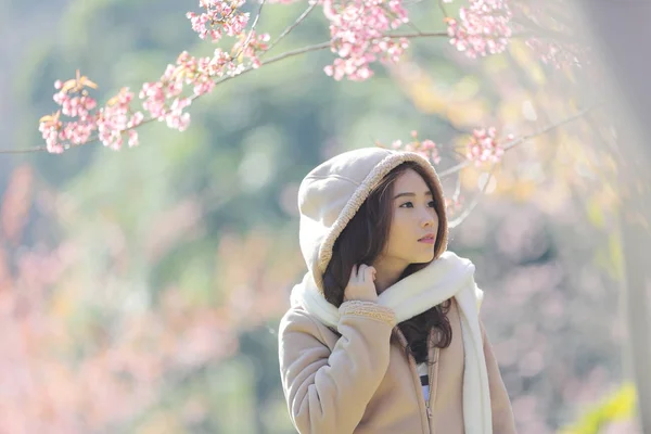 Hermosa joven con flores de cerezo florecientes sakura flowe —  Fotos de Stock