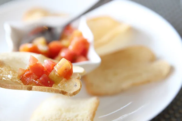 Aperitivos italianos comida, rebanadas de bruschetta de baguette tostada —  Fotos de Stock