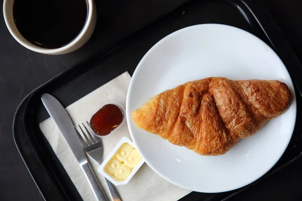 Croissant und Kaffee im Café — Stockfoto