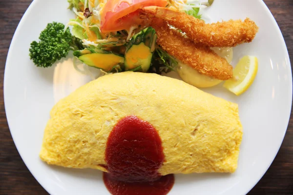 Omelete com arroz frito e camarão tempura comida japonesa — Fotografia de Stock