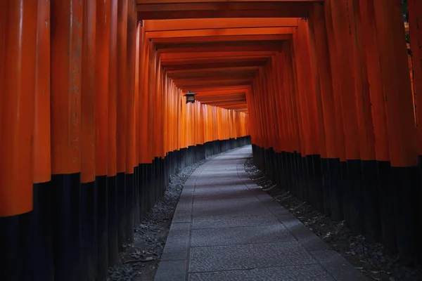 Porta Tori Vermelha no Santuário Fushimi Inari em Kyoto, Japão — Fotografia de Stock