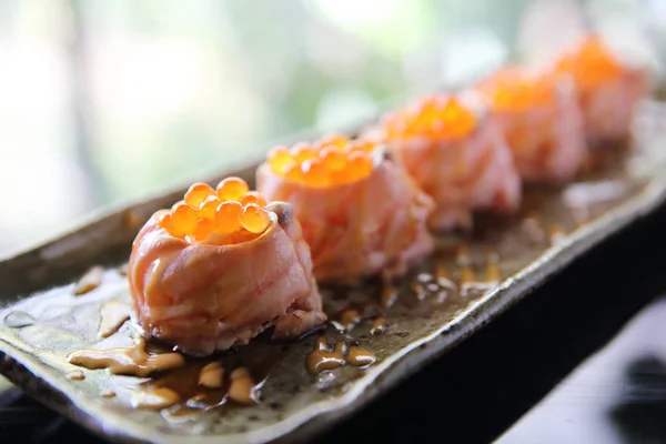 Minge de sushi de somon cu caviar de somon — Fotografie, imagine de stoc