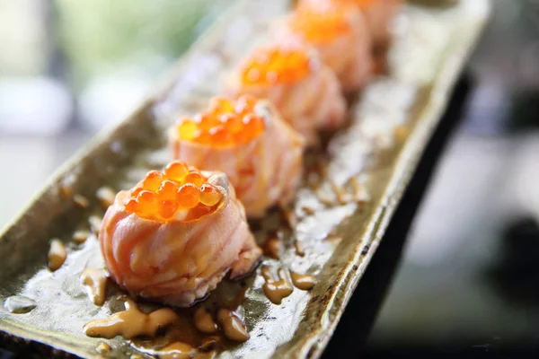 Minge de sushi de somon cu caviar de somon — Fotografie, imagine de stoc