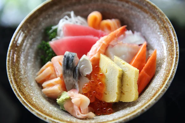 Suši don, syrového lososa tuňáků chobotnice a vajíčko na rýži — Stock fotografie