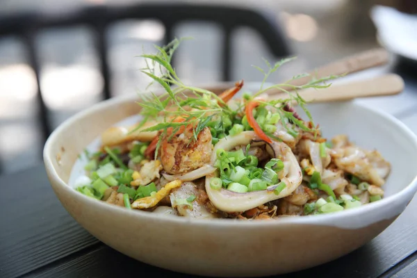 Lokale thailändische Küche gebratene Nudeln mit Meeresfrüchten — Stockfoto