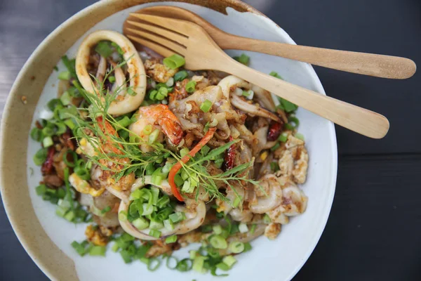 Lokale thailändische Küche gebratene Nudeln mit Meeresfrüchten — Stockfoto