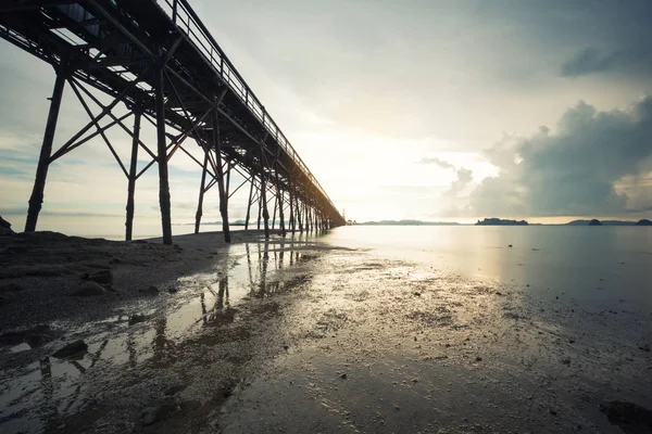 लंबी प्रदर्शनी में पुल के साथ समुद्र तट — स्टॉक फ़ोटो, इमेज