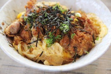 Pirinç, Katsudon ahşap bac üzerinde yumurta ile Japon derin kızarmış domuz eti