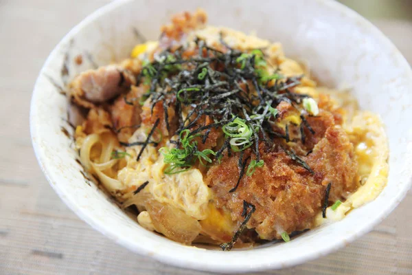 Cerdo frito japonés con huevo sobre arroz, Katsudon sobre bac de madera — Foto de Stock