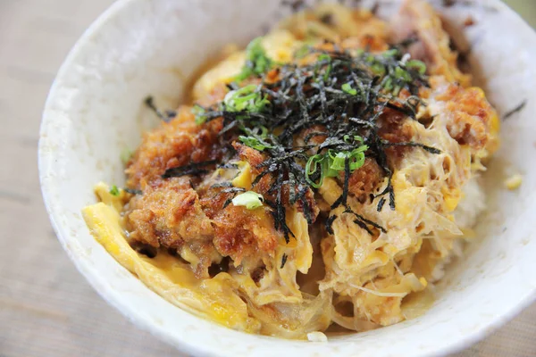 Japoneză carne de porc prăjită adânc cu ou pe orez, Katsudon pe bac de lemn — Fotografie, imagine de stoc