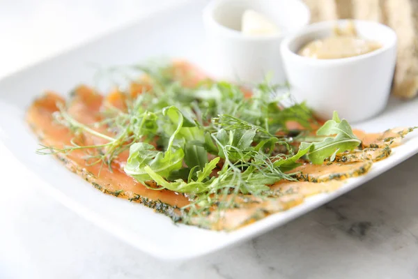 Räucherlachs-Gravlax mit Brot — Stockfoto