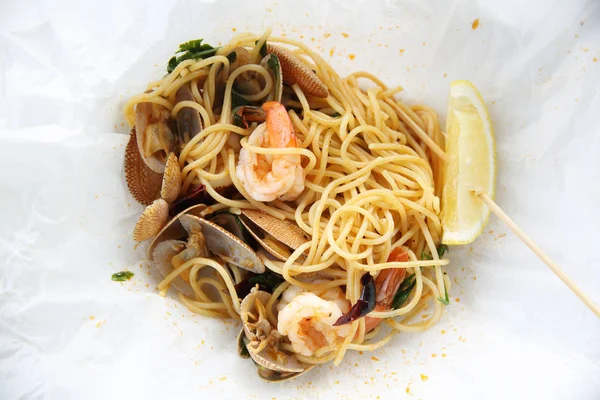 Seafood pasta Spaghetti with Clams, Prawns, Italian food — Stock Photo, Image