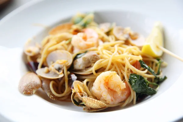 Tengeri tészta spagetti kagyló, fűrészes garnélarák, olasz élelmiszer — Stock Fotó