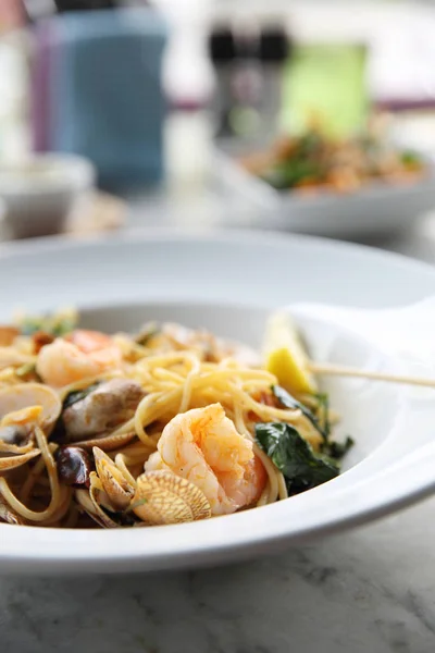 Fisk och skaldjur pasta Spaghetti med musslor, räkor, italiensk mat — Stockfoto