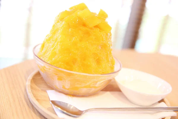 Nourriture sucrée japonaise, glace rasée à la mangue — Photo