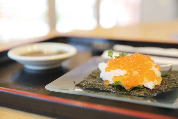 Comida japonesa ikura sushi, ovas de salmão com arroz — Fotografia de Stock