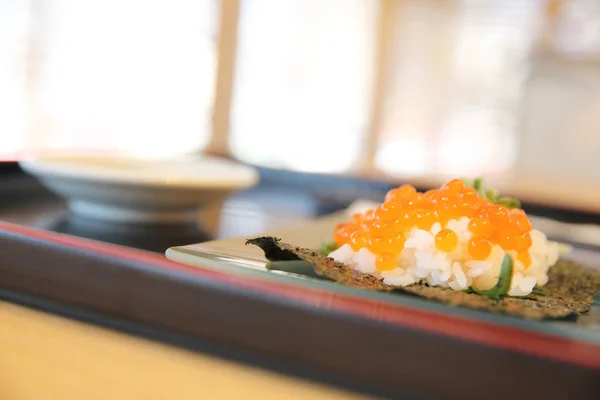 Mâncare japoneză ikura sushi, somon cu orez — Fotografie, imagine de stoc