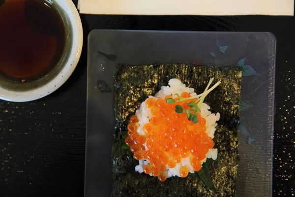 Comida japonesa ikura sushi, ovas de salmão com arroz — Fotografia de Stock