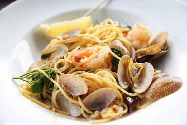 Owoce morza, makaron Spaghetti z małżami, krewetki, włoski żywności — Zdjęcie stockowe