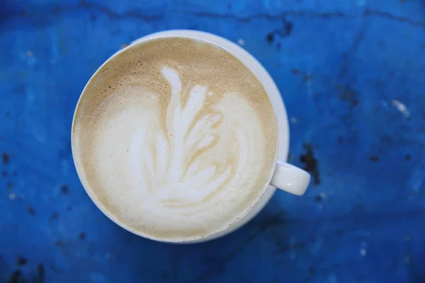 Cappuccino koffie in blauw vintage — Stockfoto