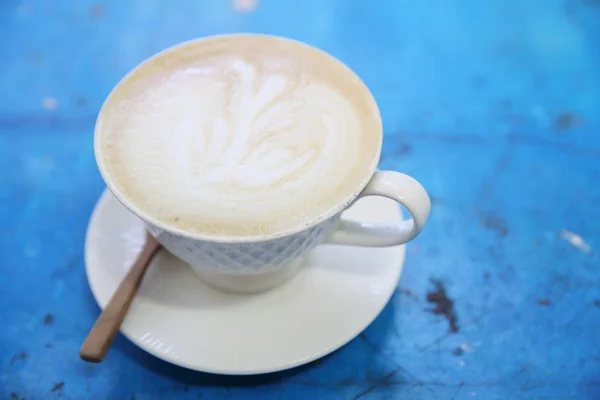 Cappuccino káva v modré vintage — Stock fotografie
