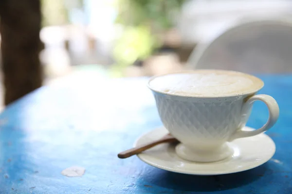 Cappuccino kaffe i blå vintage — Stockfoto