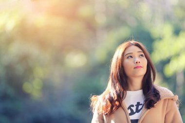 Kiraz çiçeği doğa arka plan ile Asyalı kadın