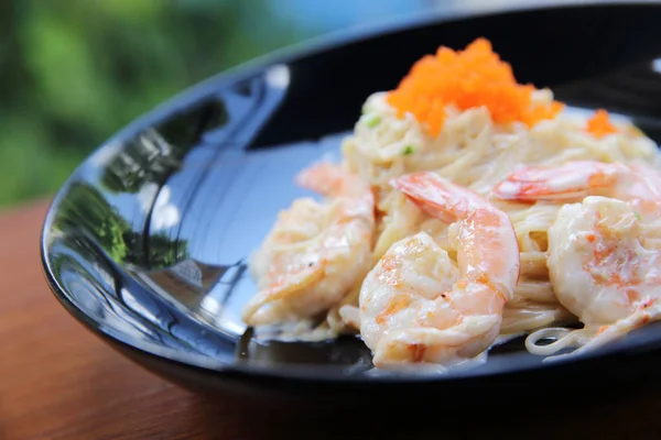 Esparguete de camarão com saco branco — Fotografia de Stock