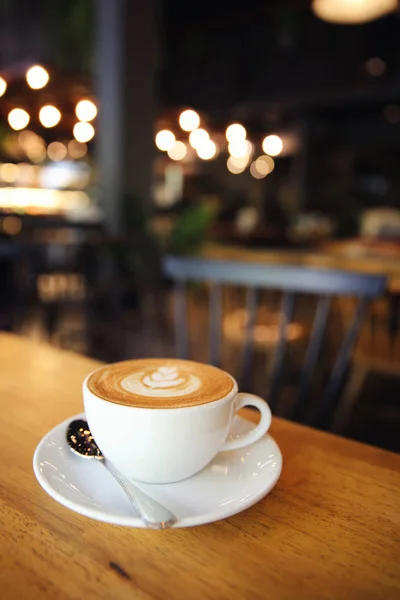 Kapuçino ahşap arka plan üzerinde kahve — Stok fotoğraf