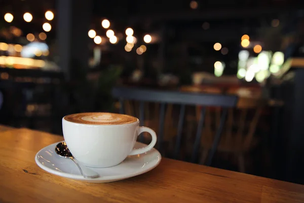 Cappuccino kávé a fa háttér — Stock Fotó