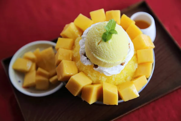 Postre de hielo afeitado con mango fresco —  Fotos de Stock