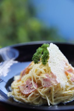 Carbonara spagetti sosis ve peynir ile