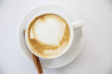 kapuçino beyaz arka plan üzerinde kahve