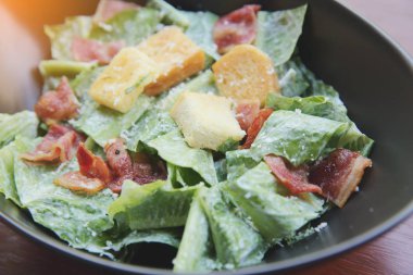 ahşap zemin üzerine Sezar salatası