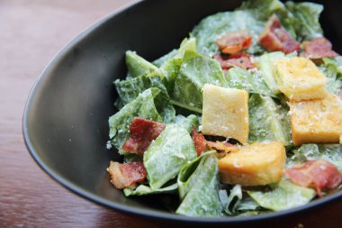 ahşap zemin üzerine Sezar salatası