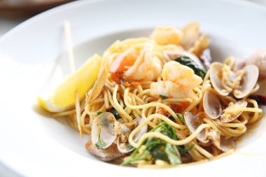 Deniz ürünleri makarna midye, karides, İtalyan spagetti yemek