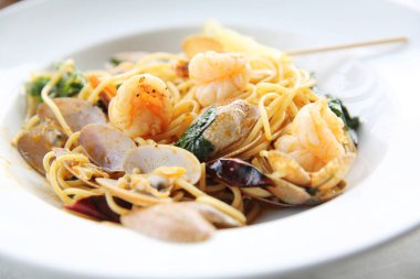 Deniz ürünleri makarna midye, karides, İtalyan spagetti yemek