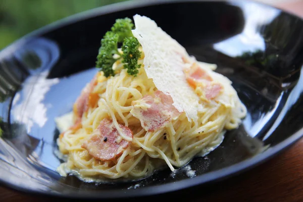 Carbonara spagetti sosis ve peynir ile