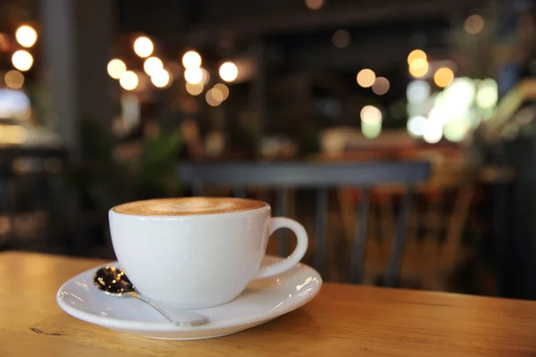Cappuccino koffie op houten achtergrond — Stockfoto