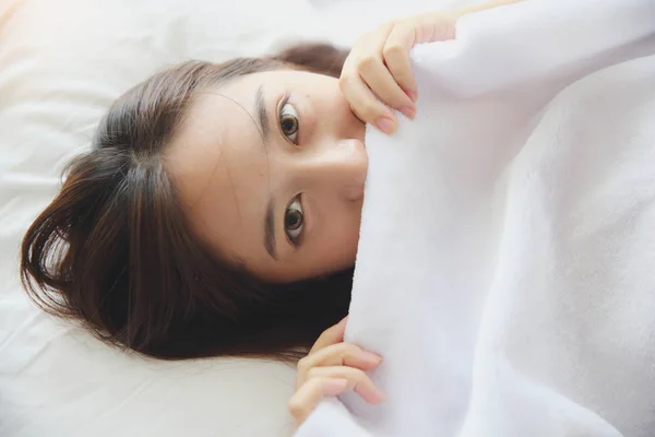 Gadis Asia bangun di kamar tidur — Stok Foto
