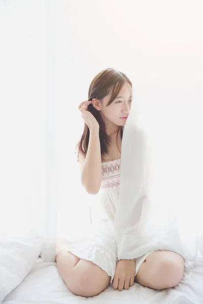 Menina asiática acordar no quarto — Fotografia de Stock