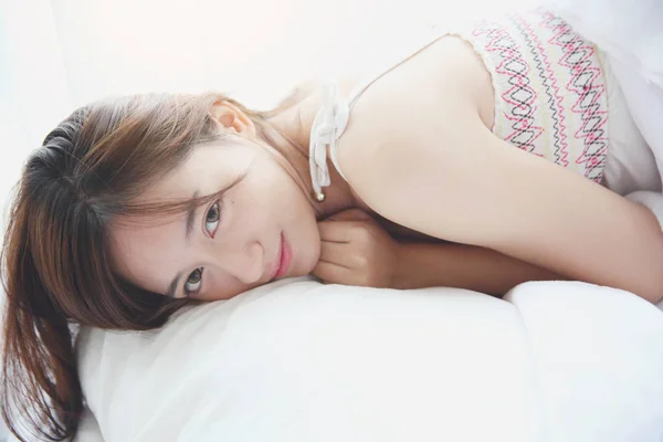 Menina asiática acordar no quarto — Fotografia de Stock