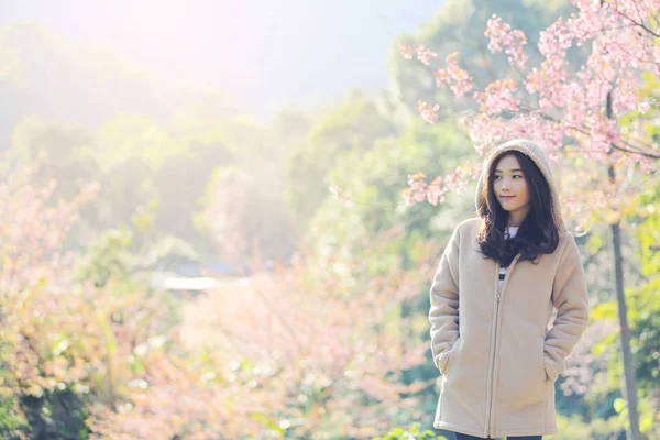 Asiatische Frau mit Kirschblüte Natur Hintergrund — Stockfoto