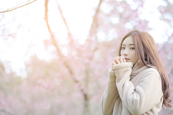 Asiatico donna con ciliegio fiore natura sfondo — Foto Stock