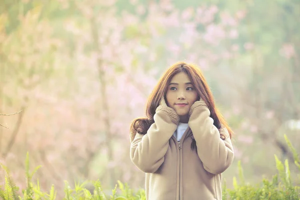 Asiatisk kvinna med körsbärsblommor natur bakgrund — Stockfoto
