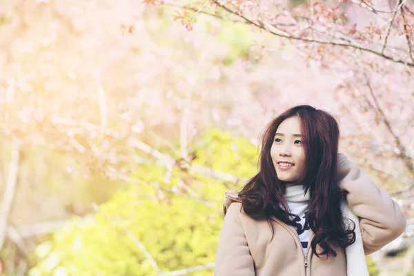 Asiatische Frau mit Kirschblüte Natur Hintergrund — Stockfoto