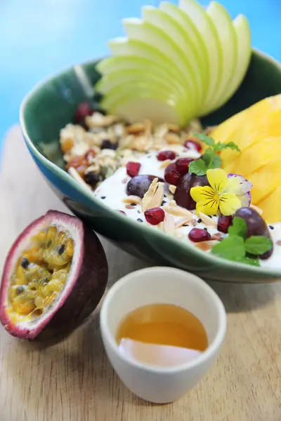 Cereal and yogurt with fruits — Stock Photo, Image