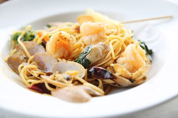 Pasta de mariscos Espaguetis con almejas, langostinos, comida italiana —  Fotos de Stock