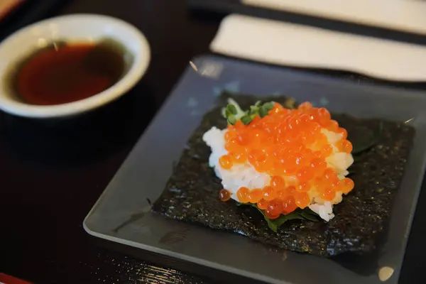 Japanisches Essen Ikura Sushi, Lachsrogen mit Reis — Stockfoto