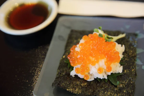 Mâncare japoneză ikura sushi, somon cu orez — Fotografie, imagine de stoc